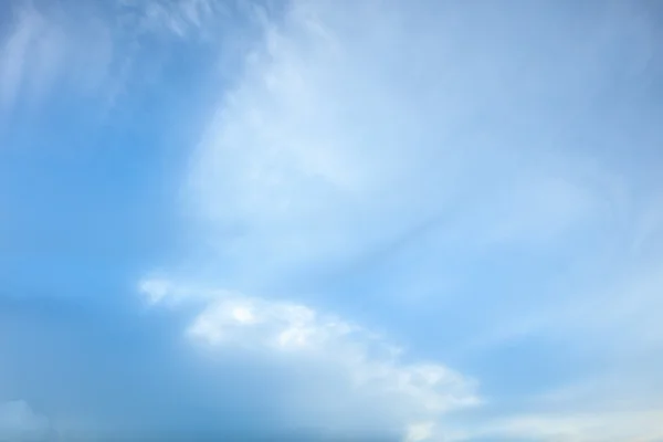 Fondo del cielo con una bonita nube puesta de sol — Foto de Stock