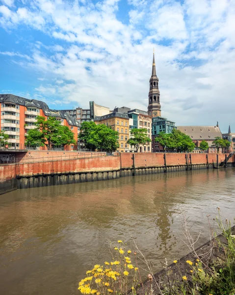 Hamburg kade met Catherines kerk toren, Duitsland — Stockfoto