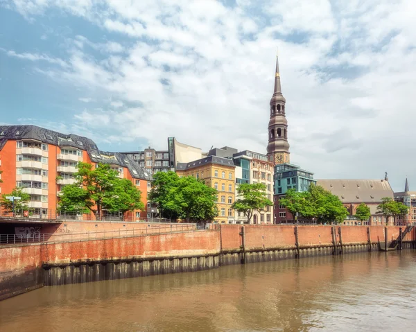 Muelle de Hamburgo con torre de la iglesia Catherines, Alemania — Foto de Stock