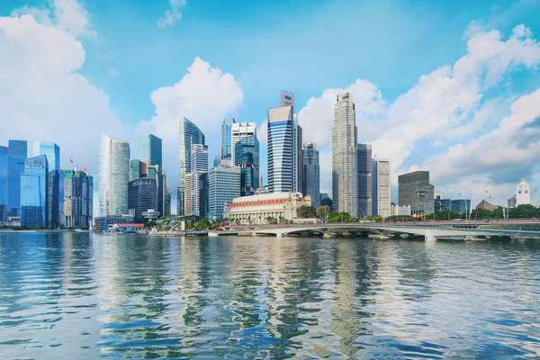 Centrum panoramę Singapuru. Finansowe wieże i Esplanade jazdy mostu — Zdjęcie stockowe