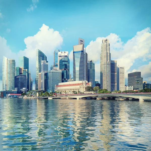 Zentrale Singapore-Skyline. Finanztürme und Esplanade treiben Brücke an — Stockfoto