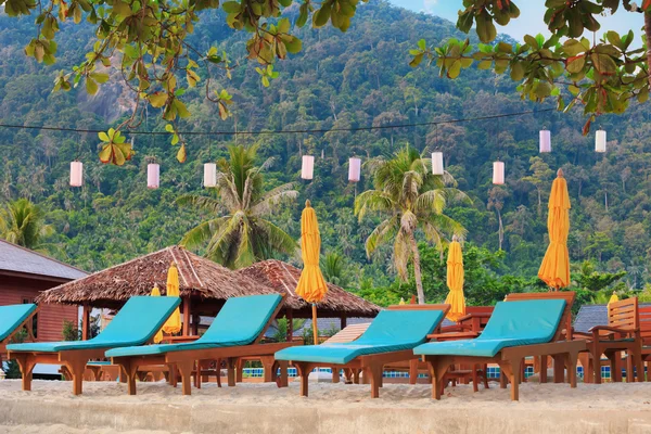 Playa tropical asiática con tumbonas bajo los árboles, Tailandia — Foto de Stock