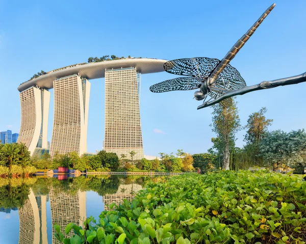 Supertree bosque e nuvem jardim estufa ao nascer do sol — Fotografia de Stock