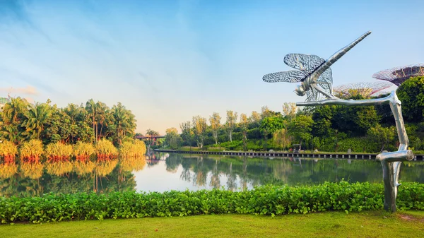 Jardins junto à baía ao nascer do sol — Fotografia de Stock