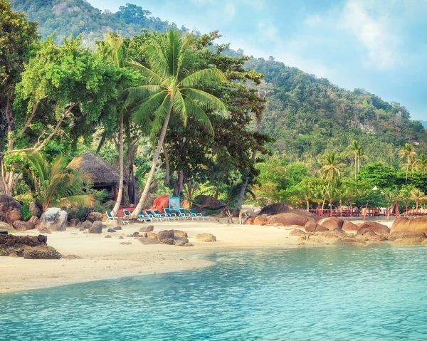 Praia tropical asiática paraíso na Tailândia — Fotografia de Stock