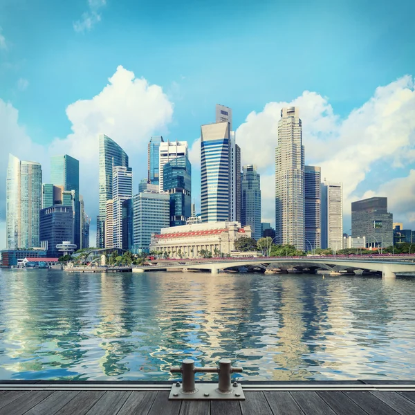 Centre de Singapour skyline. Tours financières et pont d'entraînement Esplanade — Photo