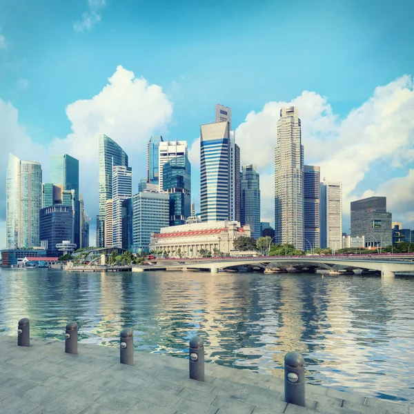 Centre de Singapour skyline. Tours financières et pont d'entraînement Esplanade — Photo