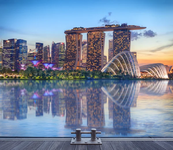 Singapur, svítí v noci — Stock fotografie