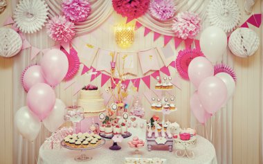 tatil tatlı büfesi ile cupcakes ve meringues
