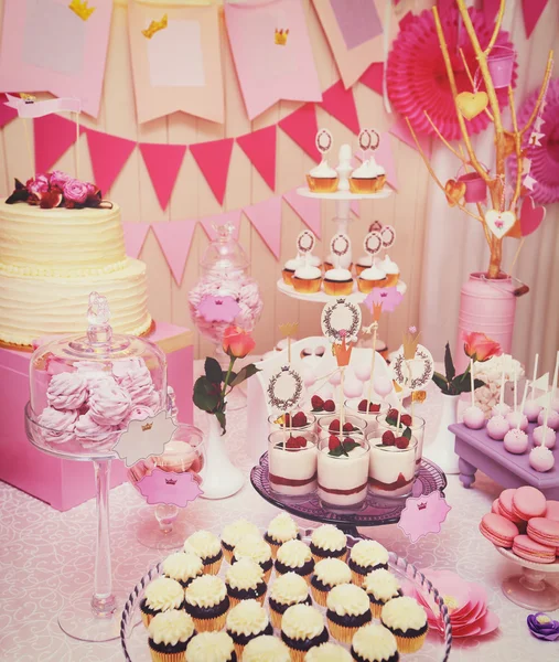 Buffet de vacaciones dulce con cupcakes y merengues — Foto de Stock