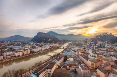 Sunrise görünümünü tarihi şehir salzburg