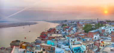 Uçurtma Festivali sırasında varanasi üzerinde gün batımı görünümü