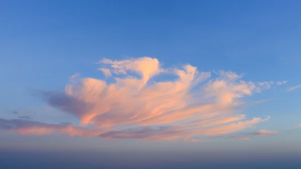 Fondo del cielo con una bonita nube puesta de sol — Foto de Stock