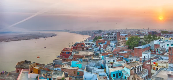 Vista del atardecer sobre Varanasi durante el festival de cometas — Foto de Stock