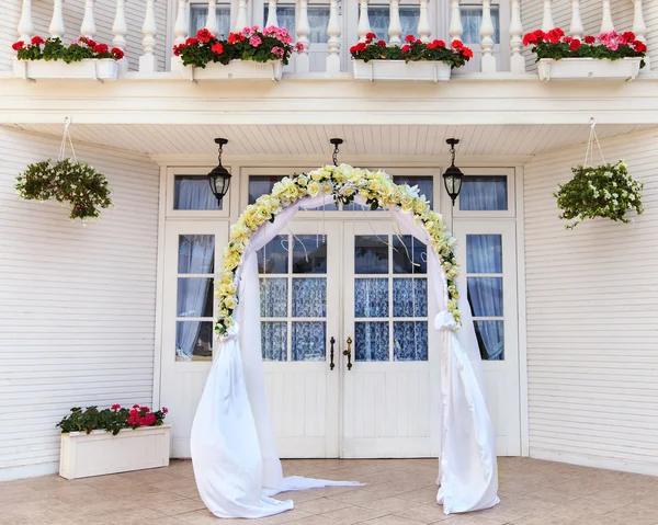 Wedding archway with flowers — Stock Photo, Image