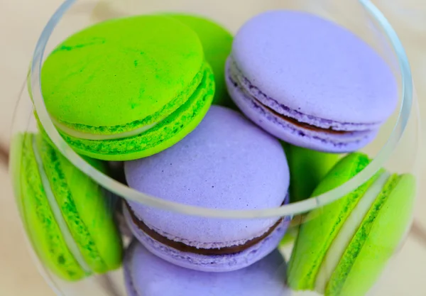 Macarons en gros plan dans un bol en verre — Photo