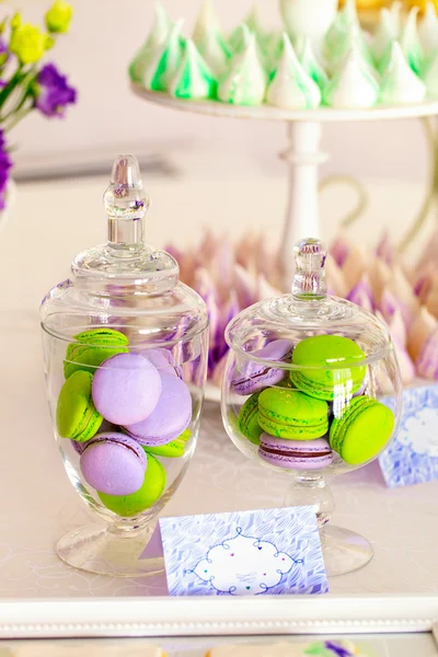 Buffet de férias doces com macarons e merengues — Fotografia de Stock