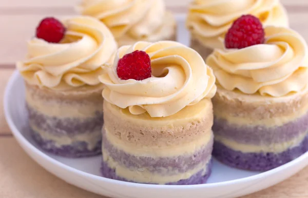 Cup-cakes close-up with raspberry on top — Stock Photo, Image