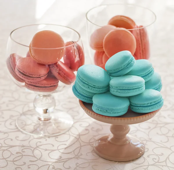 Macarons tigela de vidro no fundo branco — Fotografia de Stock