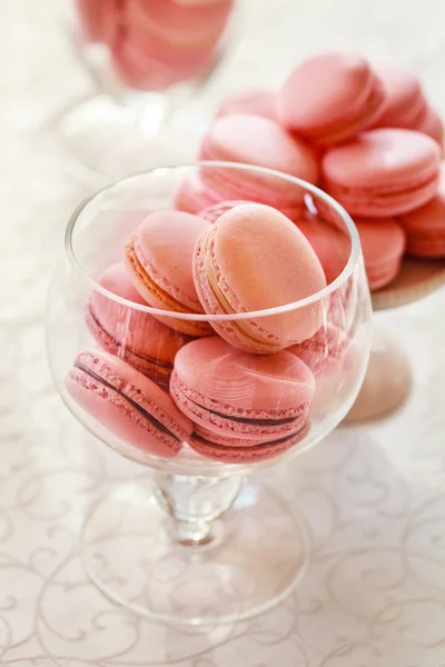 Macarons skleněná mísa na bílém pozadí — Stock fotografie