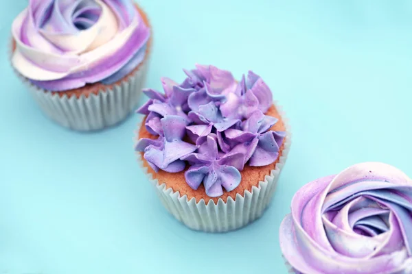 Édes ünnep svédasztalos élénk cupcakes — Stock Fotó