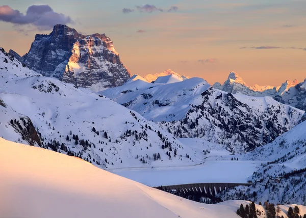 Winter landscape of high snowy mountains — Stock Photo, Image