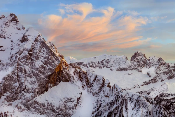 Paysage hivernal de hautes montagnes enneigées — Photo