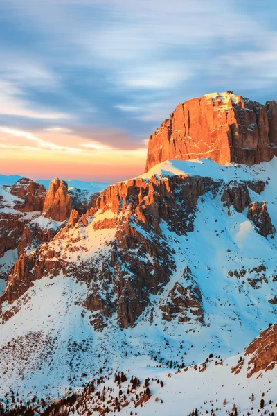 Vinterlandskap i höga snötäckta berg — Stockfoto