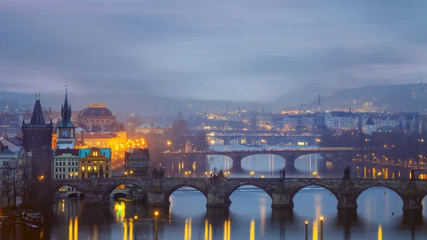 Paisaje brumoso del Puente de Carlos en Praga — Foto de Stock