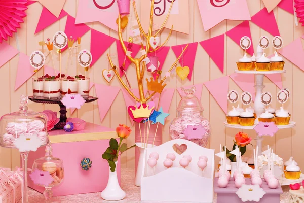 Buffet de vacaciones dulce con cupcakes y merengues — Foto de Stock