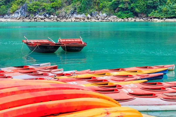 Caiaques coloridos e barcos na ilha tropical — Fotografia de Stock