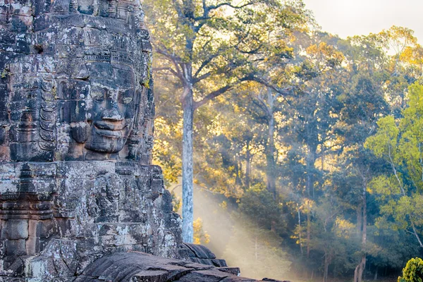 Estátua do templo de Bayon, Angkor, Siem Reap, Camboja — Fotografia de Stock