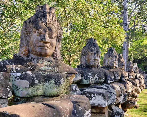 Статуи храмовых ворот Прасат Байон, Ангкор, Камбоджа — стоковое фото