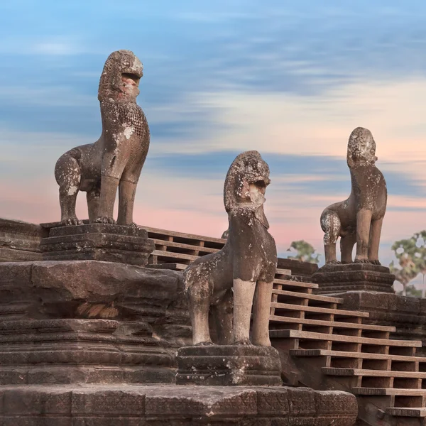 Estátuas de Angkor nas escadas, Camboja — Fotografia de Stock