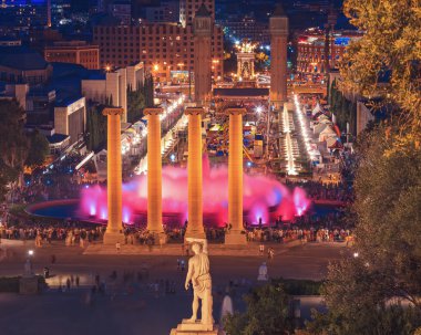 Barcelona 'daki ünlü Montjuic çeşmesi. İspanya..