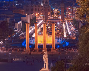 Barcelona 'daki ünlü Montjuic çeşmesi. İspanya..