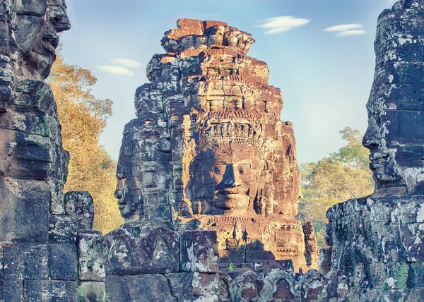 Sluncem zalité Bayon chrámu sochy, Angkor, Kambodža — Stock fotografie