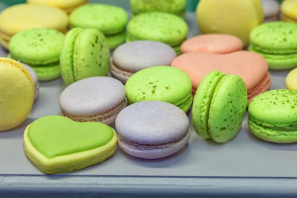 Macarons and heart-shaped cookies — Stock Photo, Image