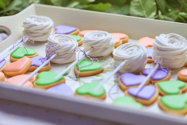 Biscoitos em forma de coração e marshmallow na bandeja — Fotografia de Stock