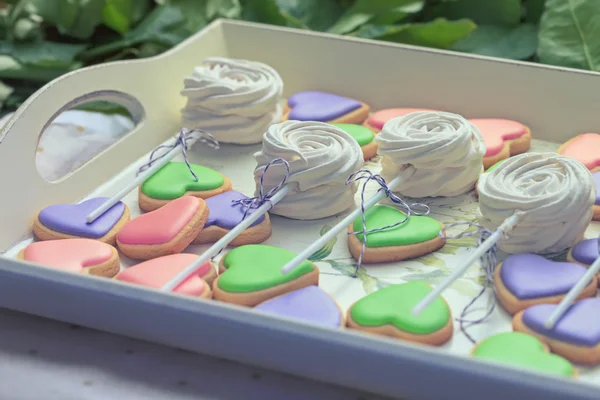 Herzförmige Kekse und Marshmallow auf dem Tablett — Stockfoto