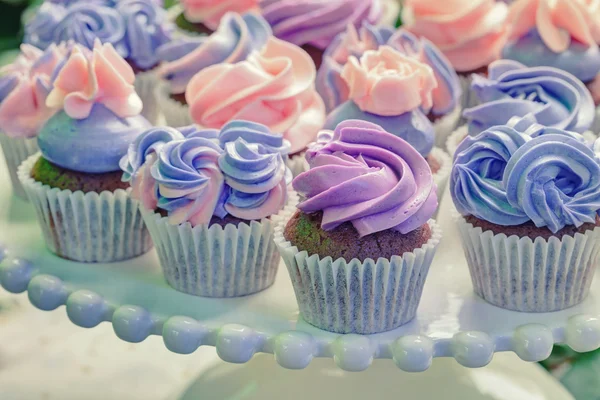 Pinkfarbene Tassen-Torten in Großaufnahme — Stockfoto