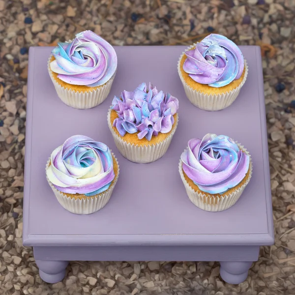 Rosa Tasse-Kuchen auf einem Holzblech — Stockfoto