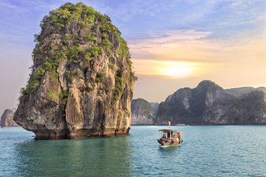 Halong Bay günbatımında deniz manzarası