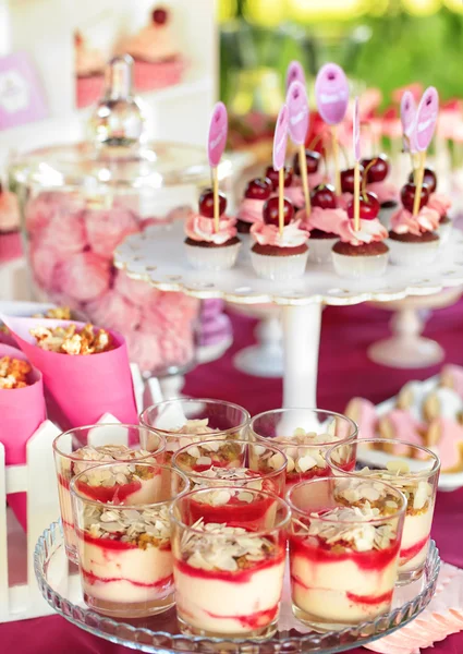 Cupcakes and tiramisu glasses — Stock Photo, Image