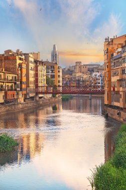 Eski Girona şehirde, gün batımı görünümü Onyar nehrinde