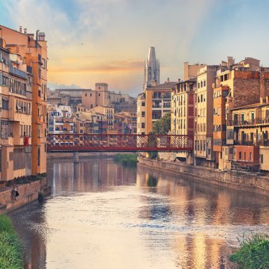 Eski Girona şehirde, gün batımı görünümü Onyar nehrinde