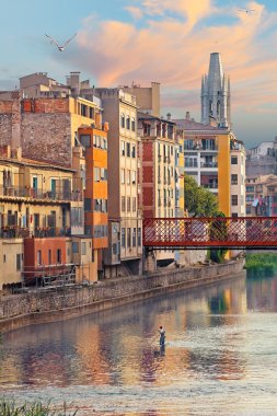 Eski Girona şehirde, gün batımı görünümü Onyar nehrinde