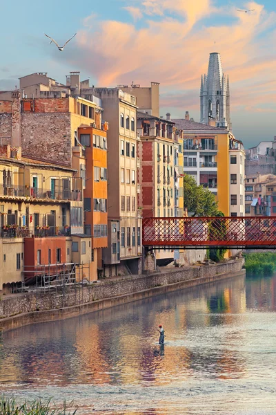 Západ slunce ve městě staré Girona, pohled na řece Onyar — Stock fotografie