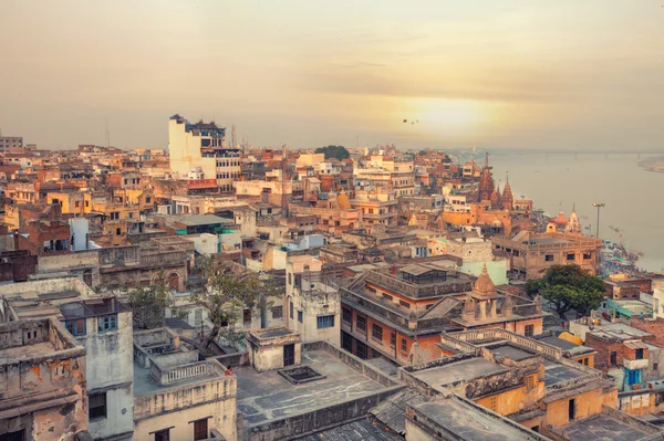 Zonsondergang uitzicht over varanasi tijdens kite festival — Stockfoto