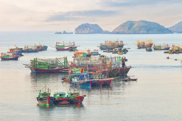 Мечтательный морской пейзаж с подлинными красочными лодками — стоковое фото